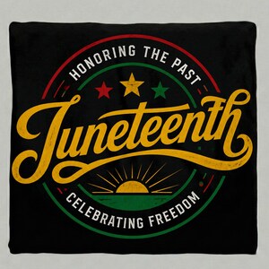 以下が含まれることがあります： 黒い正方形のクッション。Juneteenthのデザインで、「Honoring the Past」と「Celebrating Freedom」の文字が円形に配置され、「Juneteenth」の文字が黄色の筆記体で書かれています。