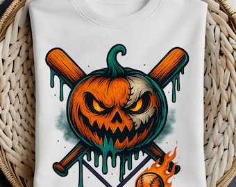 Może przedstawiać: Biała bluza z motywem baseballowym na Halloween. Grafika przedstawia dynię z skrzyżowanymi kijami do baseballa, płonącą piłkę do baseballa i fioletowy kształt rombu. Dynia jest pomarańczowo-biała z świecącymi żółtymi oczami i złowrogim uśmiechem.