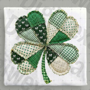 Può includere: Applique a forma di quadrifoglio fatto a mano nei toni del verde e crema, con vari motivi come pois, quadretti vichy e trame a maglia. Il trifoglio è impreziosito da piccoli fiocchi e un bordo a balze, perfetto per le decorazioni di San Patrizio.