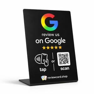 Könnte beinhalten: Ein schwarzes Schild mit dem Google-Logo in Regenbogenfarben und dem Text "review us on Google". Es zeigt fünf goldene Sterne, ein Symbol für kontaktloses Bezahlen, einen QR-Code und den Text "tap or scan". Die Website reviewcard.shop wird ebenfalls angezeigt.