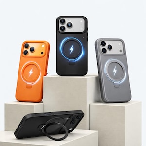 Puede incluir: Cuatro fundas para teléfono en naranja, negro y gris, cada una con un diseño circular y un símbolo de rayo. Una funda tiene un soporte de anillo. Las fundas se muestran sobre bloques geométricos blancos.