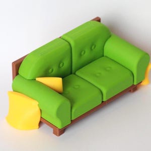 Puede incluir: Un pequeño sofá verde con estructura de madera marrón y dos cojines amarillos. El sofá tiene un asiento de dos cojines y un respaldo curvo con detalles de botones. El diseño es moderno y minimalista.