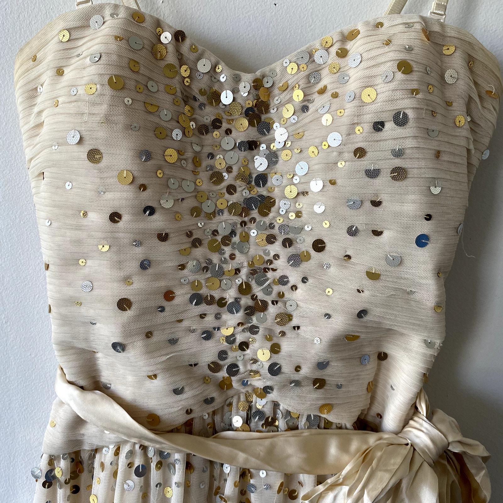 VIntage BCBGMAXAZRIA Womens Size 8 Sequin Tulle Dress VIntage BCBGMAXAZRIA Womens Size 8 Sequin Tulle Dress