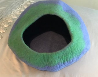 Cosy & Warm Pet Hideaway - Cat Cave - Cat Bed - Small Dog Cave - Christmas Cat - Christmas Pet Gift