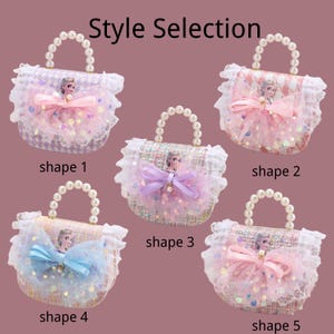 K&ouml;nnte beinhalten: F&uuml;nf kleine Handtaschen mit der Beschriftung Style Selection und shape 1 bis 5. Jede Tasche hat einen Perlenhenkel, Spitzenbesatz, eine mittige Schleife und eine Comicfigur. Die Taschen bestehen aus strukturiertem Stoff in Pastellfarben.
