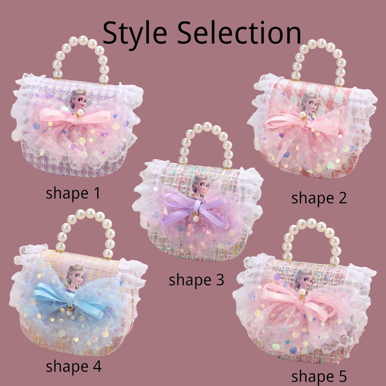K&ouml;nnte beinhalten: F&uuml;nf kleine Handtaschen mit der Beschriftung Style Selection und shape 1 bis 5. Jede Tasche hat einen Perlenhenkel, Spitzenbesatz, eine mittige Schleife und eine Comicfigur. Die Taschen bestehen aus strukturiertem Stoff in Pastellfarben.