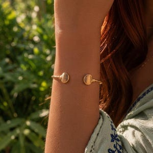 Pulsera de concha marina dorada, joyería oceánica, brazalete de concha delicado, accesorio para bodas en la playa, pulsera de verano impermeable, regalo minimalista para