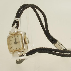 Wittnauer vintage BJN damarmbandsur, 17 juveler, vackert vitguld (fyllt) fyrkantigt slätpolerat boett, svart sladdarmband