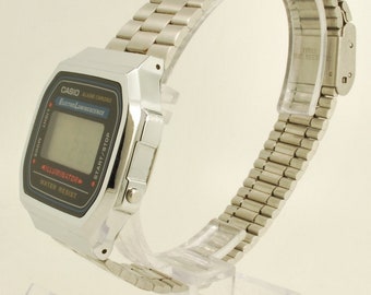 Montre-bracelet à quartz Casio Illuminator ; jour, date, calendrier, alarme et chronographe ; Boîtier chromé et inox WR