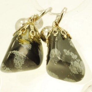 Vintage silver-toned metal & snowflake obsidian solitaire-style screw-back earrings with filigree settings image 1