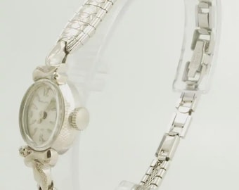 Vintage damespolshorloge Bulova grade 5BD N3, 23 jewels, prachtige ovale kast van witgoud (gevuld) met gladde afwerking en met diamanten bezette bandaanzetten.