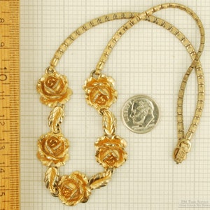 15.5 vintage gold-toned rose-focal choker-style necklace with 3-dimensional roses and engraved leaf-shaped links image 3