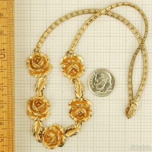 Collier ras de cou de style rose doré vintage de 45 cm 15,5 po. avec roses en 3 dimensions et maillons gravés en forme de feuille image 3