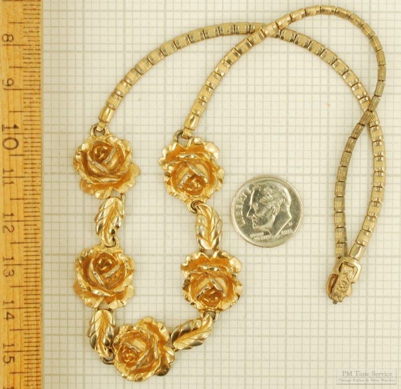 15.5 vintage gold-toned rose-focal choker-style necklace with 3-dimensional roses and engraved leaf-shaped links image 3