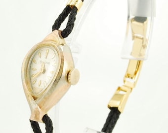 Vintage Bulova damespolshorloge, klasse 6CB, 17 jewels, opvallende driekleurige vergulde en roestvrijstalen druppelvormige kast.