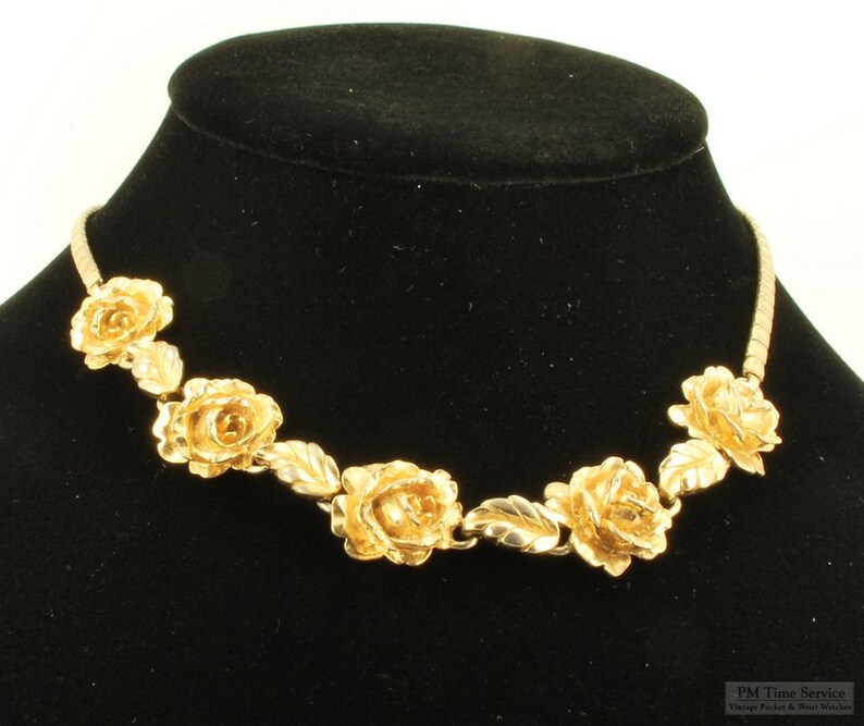 15.5 vintage gold-toned rose-focal choker-style necklace with 3-dimensional roses and engraved leaf-shaped links image 1