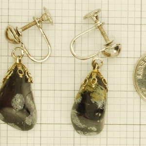Vintage silver-toned metal & snowflake obsidian solitaire-style screw-back earrings with filigree settings image 2