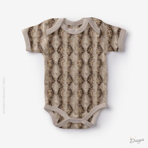 Puede incluir: Un body de beb&eacute; de manga corta con un patr&oacute;n repetitivo de piel de serpiente en tonos marr&oacute;n y beige. La prenda tiene un ribete de color beige claro liso alrededor del cuello redondo, los pu&ntilde;os de las mangas y las aberturas de las piernas.