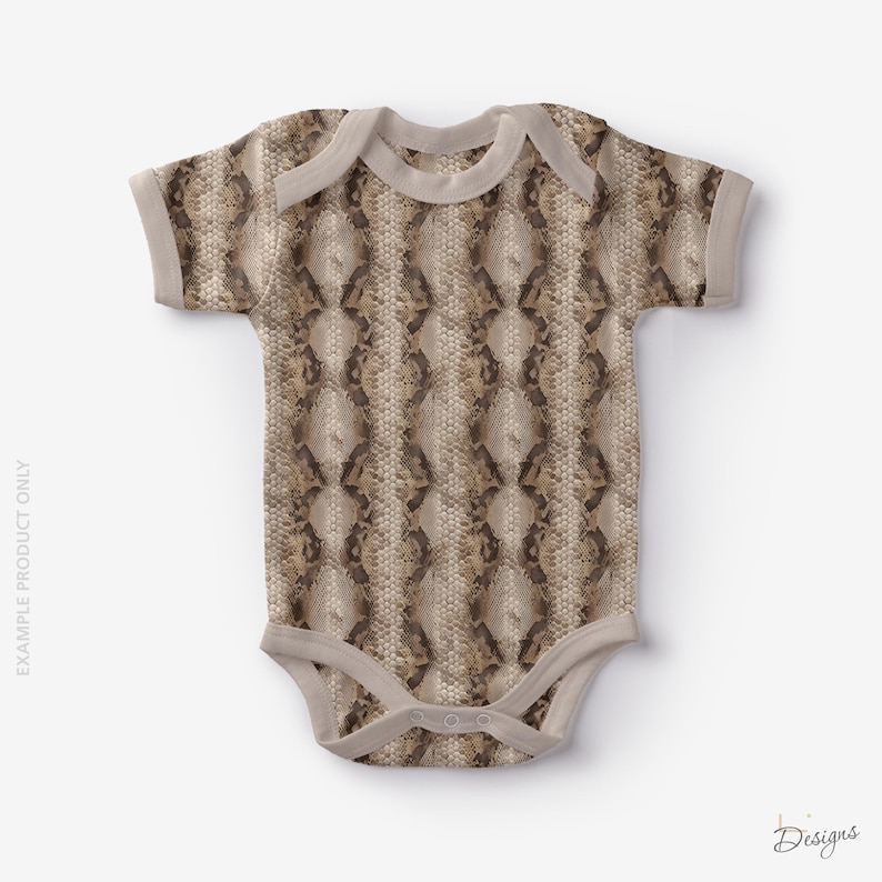 Puede incluir: Un body de beb&eacute; de manga corta con un patr&oacute;n repetitivo de piel de serpiente en tonos marr&oacute;n y beige. La prenda tiene un ribete de color beige claro liso alrededor del cuello redondo, los pu&ntilde;os de las mangas y las aberturas de las piernas.