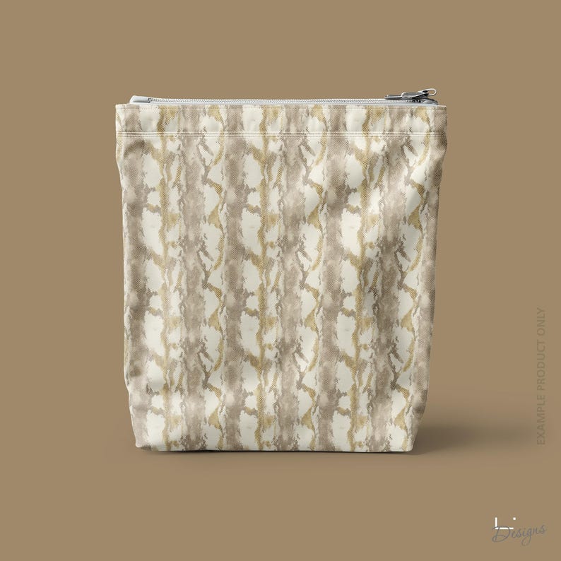 K&ouml;nnte beinhalten: Eine rechteckige Rei&szlig;verschlusstasche mit einem vertikalen abstrakten Muster in Creme-, Beige- und Metallic-Goldt&ouml;nen. Der Stoff hat eine strukturierte Optik mit einem sich wiederholenden organischen Design und einem silberfarbenen Metallrei&szlig;verschluss.
