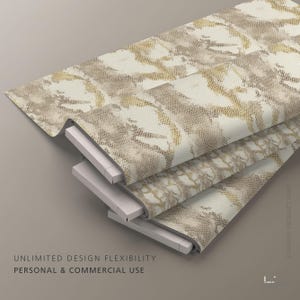 K&ouml;nnte beinhalten: Drei gestapelte Stoffrollen mit einem sich wiederholenden Schlangenhautmuster in Creme-, Beige- und Metallic-Goldt&ouml;nen. Der Text "UNLIMITED DESIGN FLEXIBILITY PERSONAL & COMMERCIAL USE" und "EXAMPLE PRODUCT ONLY" ist auf dem Bild aufgedruckt.