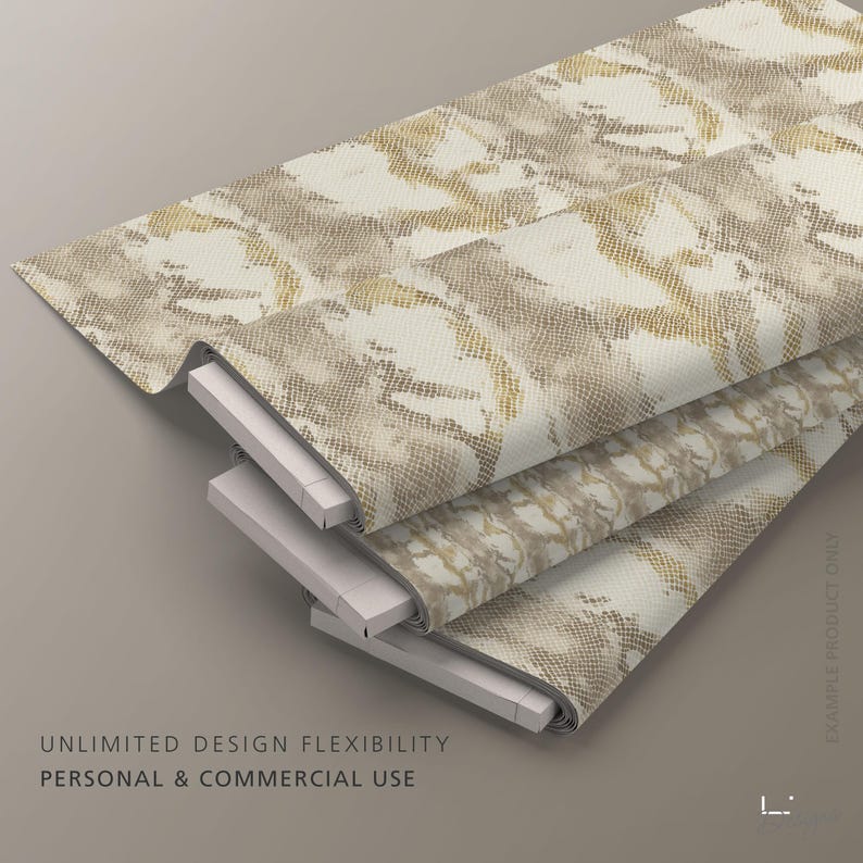 K&ouml;nnte beinhalten: Drei gestapelte Stoffrollen mit einem sich wiederholenden Schlangenhautmuster in Creme-, Beige- und Metallic-Goldt&ouml;nen. Der Text "UNLIMITED DESIGN FLEXIBILITY PERSONAL & COMMERCIAL USE" und "EXAMPLE PRODUCT ONLY" ist auf dem Bild aufgedruckt.
