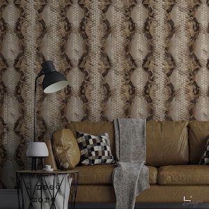 Puede incluir: Papel pintado con un patr&oacute;n repetitivo de piel de serpiente en tonos marr&oacute;n y beige. El dise&ntilde;o muestra texturas de escamas realistas en bandas verticales. El papel pintado se muestra detr&aacute;s de un sof&aacute; de cuero marr&oacute;n y una l&aacute;mpara negra.