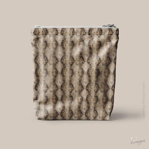 Puede incluir: Un estuche rectangular con cremallera que presenta un patr&oacute;n vertical repetitivo de piel de serpiente en tonos marr&oacute;n, bronceado y crema. El estuche tiene un cierre de cremallera de metal plateado en el borde superior y un dise&ntilde;o estructurado de base plana.