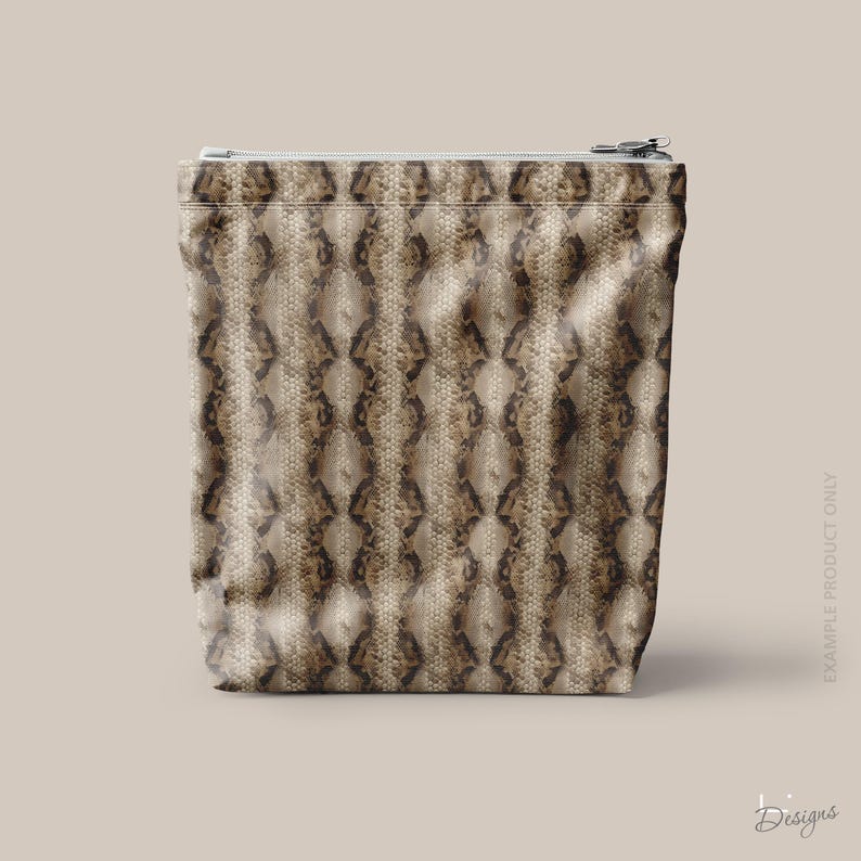 Puede incluir: Un estuche rectangular con cremallera que presenta un patr&oacute;n vertical repetitivo de piel de serpiente en tonos marr&oacute;n, bronceado y crema. El estuche tiene un cierre de cremallera de metal plateado en el borde superior y un dise&ntilde;o estructurado de base plana.