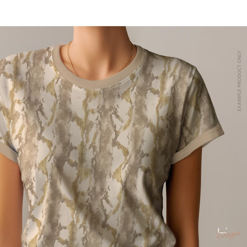 K&ouml;nnte beinhalten: Ein kurz&auml;rmeliges T-Shirt mit einem wei&szlig;en und goldenen Schlangenhautmuster. Das Kleidungsst&uuml;ck hat einen einfarbigen beigen Rundhalsausschnitt und passende &Auml;rmelb&uuml;ndchen. Der Text "EXAMPLE PRODUCT ONLY" ist vertikal auf der rechten Seite abgebildet.