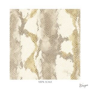 K&ouml;nnte beinhalten: Ein quadratisches Grafikmuster mit einer sich wiederholenden Schlangenhauttextur in Creme-, Beige- und Metallic-Goldt&ouml;nen. Das Design zeigt eine dichte, geschuppte Oberfl&auml;che mit organischen, unregelm&auml;&szlig;igen Formen. Der Text 100% SCALE ist unten zu sehen.