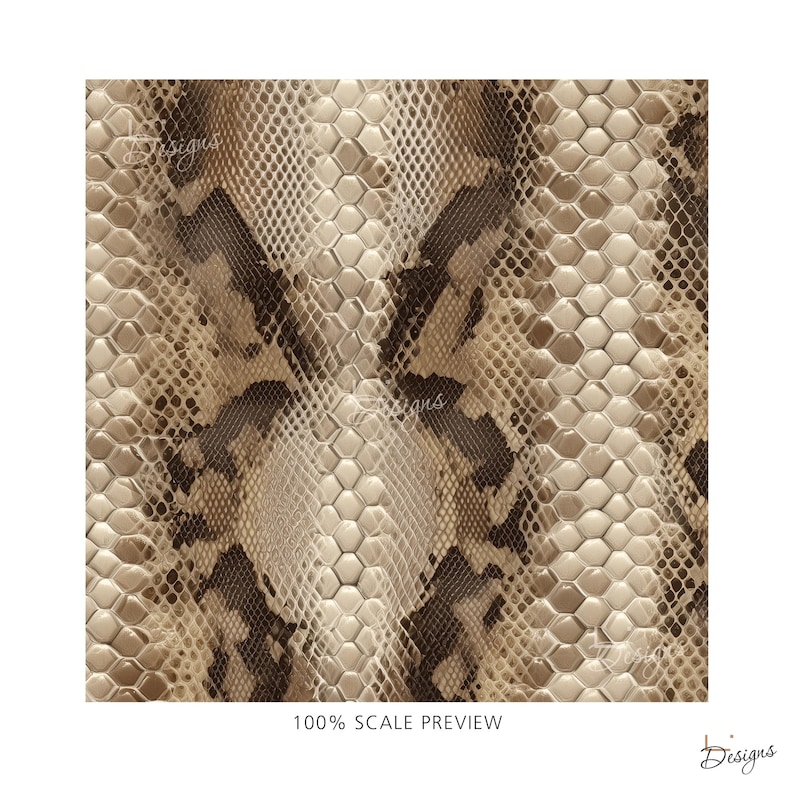 Puede incluir: Un patr&oacute;n repetitivo que presenta una textura realista de piel de serpiente con escamas hexagonales en tonos beige, bronceado y marr&oacute;n oscuro. El dise&ntilde;o incluye el texto 100% SCALE PREVIEW en la parte inferior y la palabra Designs en cursiva.