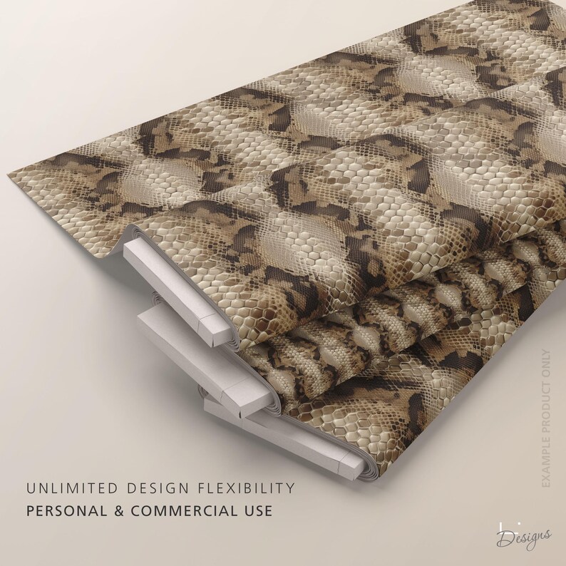 Puede incluir: Una tela doblada con un patr&oacute;n realista de piel de serpiente en tonos marr&oacute;n, beige y crema. El material muestra una textura detallada de escamas repetitivas en toda su superficie, presentada en una pila con bordes blancos visibles.