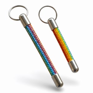 Puede incluir: Una taza de cerámica blanca con un asa negra y el texto "But First, Coffee" en un estilo manuscrito. La taza está sobre una superficie blanca. La taza mide 10 cm de alto.