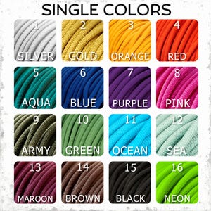 Op de afbeelding: Een kleurenkaart met zestien enkele kleuren touw. De kleuren zijn zilver, goud, oranje, rood, aqua, blauw, paars, roze, legergroen, groen, oceaanblauw, zeegroen, bordeauxrood, bruin, zwart en neon groen. De tekst "SINGLE COLORS" staat bovenaan.