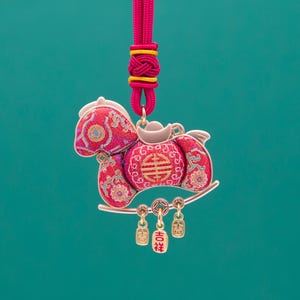 Handgemaakte zijden ponyhanger | Dierenriempaard | Speciale editie 2026