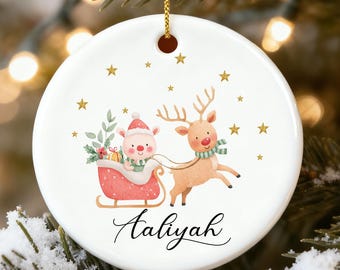 Personlig julgransprydnad med renskälke för barn, keramisk julgransdekoration med eget namn, julgransprydnad för barn, minnessaksprydnad för barn