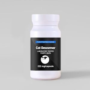 Può includere: Una bottiglia di plastica bianca con tappo bianco, etichettata "Cat Dewormer". L'etichetta nera presenta testo bianco, tra cui "PURITY&PRECISION", "LABORATORY TESTED PURITY>99.9%" e "222 mg/capsula". È presente anche una sagoma di gatto bianco.
