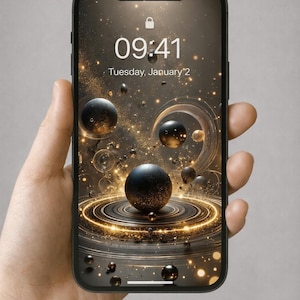 Puede incluir: Un teléfono inteligente negro que muestra un fondo de pantalla de arte digital con un tema cósmico. La pantalla de bloqueo muestra la hora 09:41 y la fecha martes 2 de enero. El fondo de pantalla presenta esferas negras, anillos dorados y partículas brillantes.