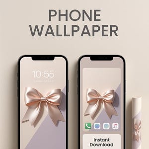 Könnte beinhalten: Zwei Smartphones mit einem Hintergrundbild mit einer blushrosa Schleife. Die Telefone befinden sich vor einem hellen Hintergrund, mit dem Text "PHONE WALLPAPER" oben. Eines zeigt Uhrzeit und Datum, das andere App-Symbole. Eine aufgerollte Papierrolle mit Schleife ist ebenfalls zu sehen.