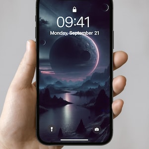 Pode incluir: Um smartphone preto exibe um ecrã de bloqueio com a hora 09:41 e a data segunda-feira, 21 de setembro. O ecrã mostra uma paisagem com um grande planeta e montanhas, em tons de azul e roxo. O telefone é segurado em uma mão.