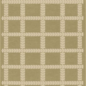 Puede incluir: Una alfombra rectangular con un diseño de cuadrícula. El fondo es de un verde oliva apagado, superpuesto con un diseño crema de líneas verticales y horizontales. Las líneas están compuestas por formas de hojas repetidas, creando una apariencia texturizada.