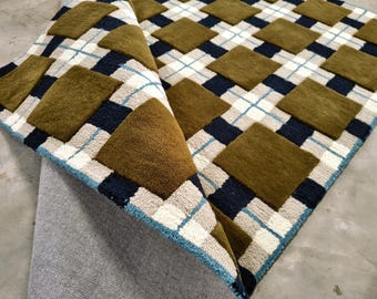 Handgetufteter Geometrischer Teppich: Grün, Blaues Quadratmuster, Moderner Teppich