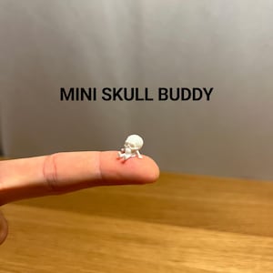 10 x Mini Skull Buddy – Tiny Halloween Skeleton Figurine