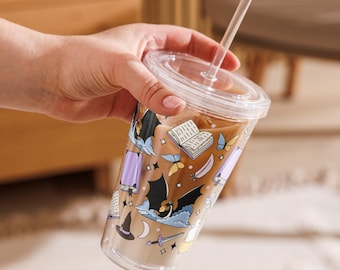Vaso con pajita para amantes de los libros de fantasía: Taza de café helado con criatura mítica de dragón
