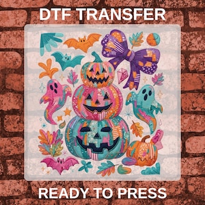 Könnte beinhalten: Ein DTF-Transferbogen mit der Aufschrift DTF TRANSFER READY TO PRESS und einem bunten Halloween-Motiv im Patchwork-Stil. Es zeigt einen Stapel aus drei Kürbissen, zwei Geistern, zwei Fledermäusen, einer großen lila Schleife sowie Herbstblättern.