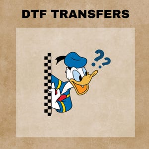 Könnte beinhalten: Text DTF TRANSFERS über einem Cartoon-Bild von Donald Duck, der hinter einer karierten Bordüre hervorlugt, mit Fragezeichen über seinem Kopf. Donald Duck trägt einen blauen Matrosenanzug und eine Mütze.