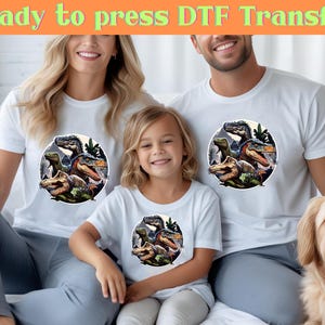 Dinosaurier Surf DTF Transfer, bereit, Radical Dino Surfer Print, Strand prähistorische Wellenreiter Aufbügeln, Sommer Urlaub Bekleidung Kunst