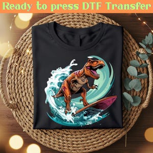 Dinosaurier Surf DTF Transfer, bereit, Radical Dino Surfer Print, Strand prähistorische Wellenreiter Aufbügeln, Sommer Urlaub Bekleidung Kunst