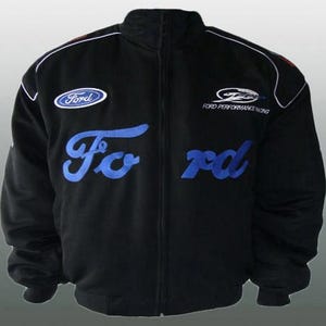 Puede incluir: Chaqueta negra con cremallera, ribete blanco y bordado azul con la inscripción "Ford" y el logotipo. La chaqueta también presenta el texto y el logotipo "Ford Performance Racing". Una chaqueta deportiva e informal.